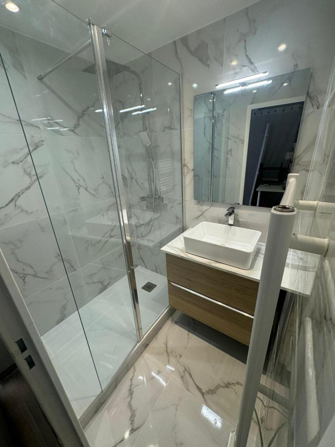 Appartement 2 Pieces En Etage Eleve, Centre-Ville Au Calme, Petite Vue Mer นีซ ภายนอก รูปภาพ